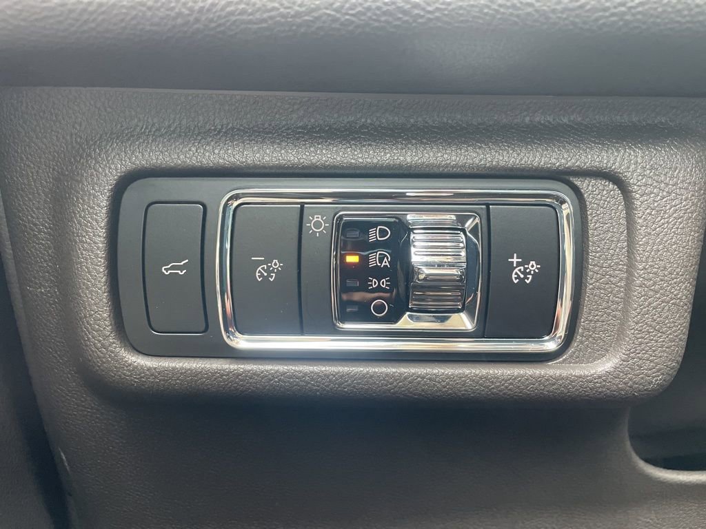 Used 2023 Lincoln Corsair Reserve w/ Rear Removable Package Tray image 31