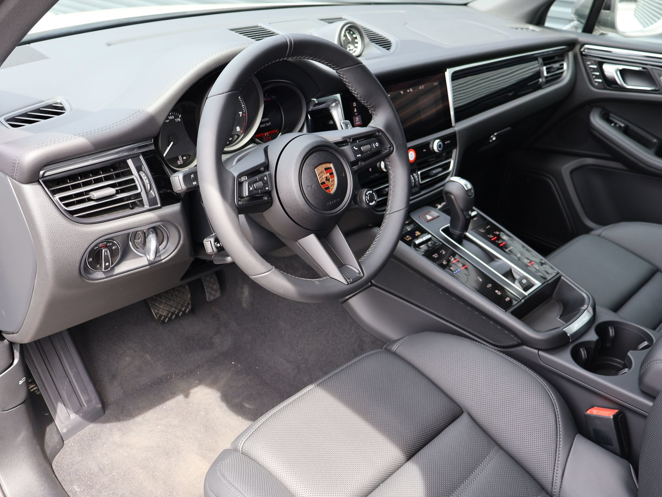 New 2026 Porsche Macan Turbo AWD/4WD image 4