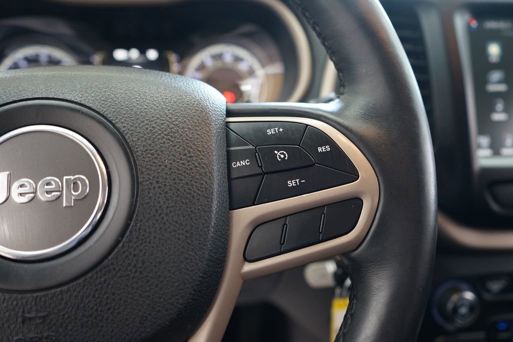 Used 2017 Jeep Cherokee Latitude w/ Cold Weather Group FWD image 30
