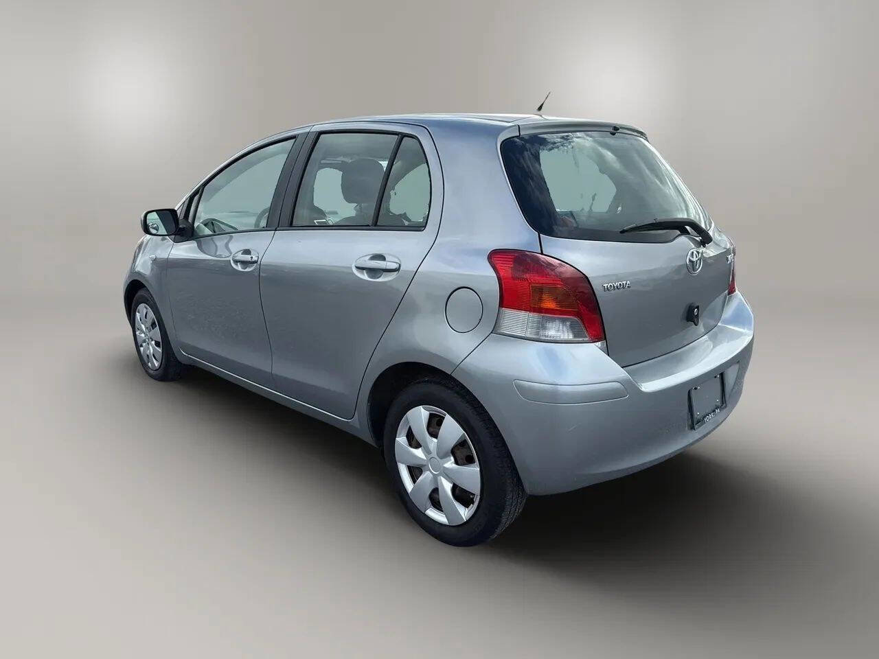 Used 2010 Toyota Yaris 4-Door Hatchback image 5