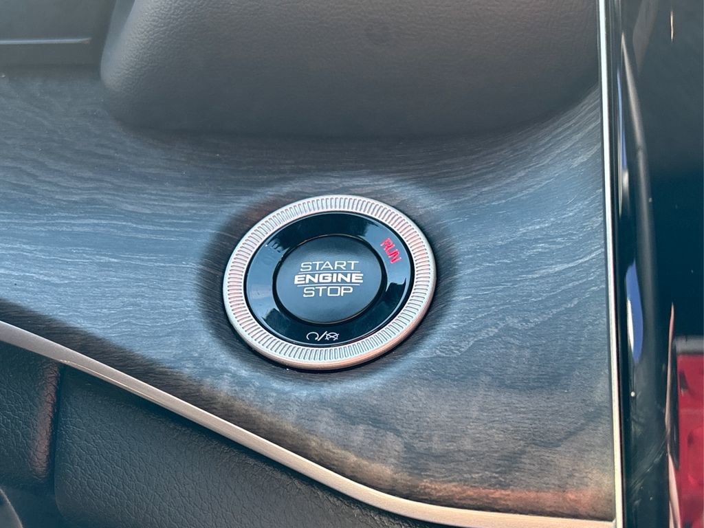 Used 2025 Jeep Grand Cherokee L Limited w/ Black Appearance Package image 27