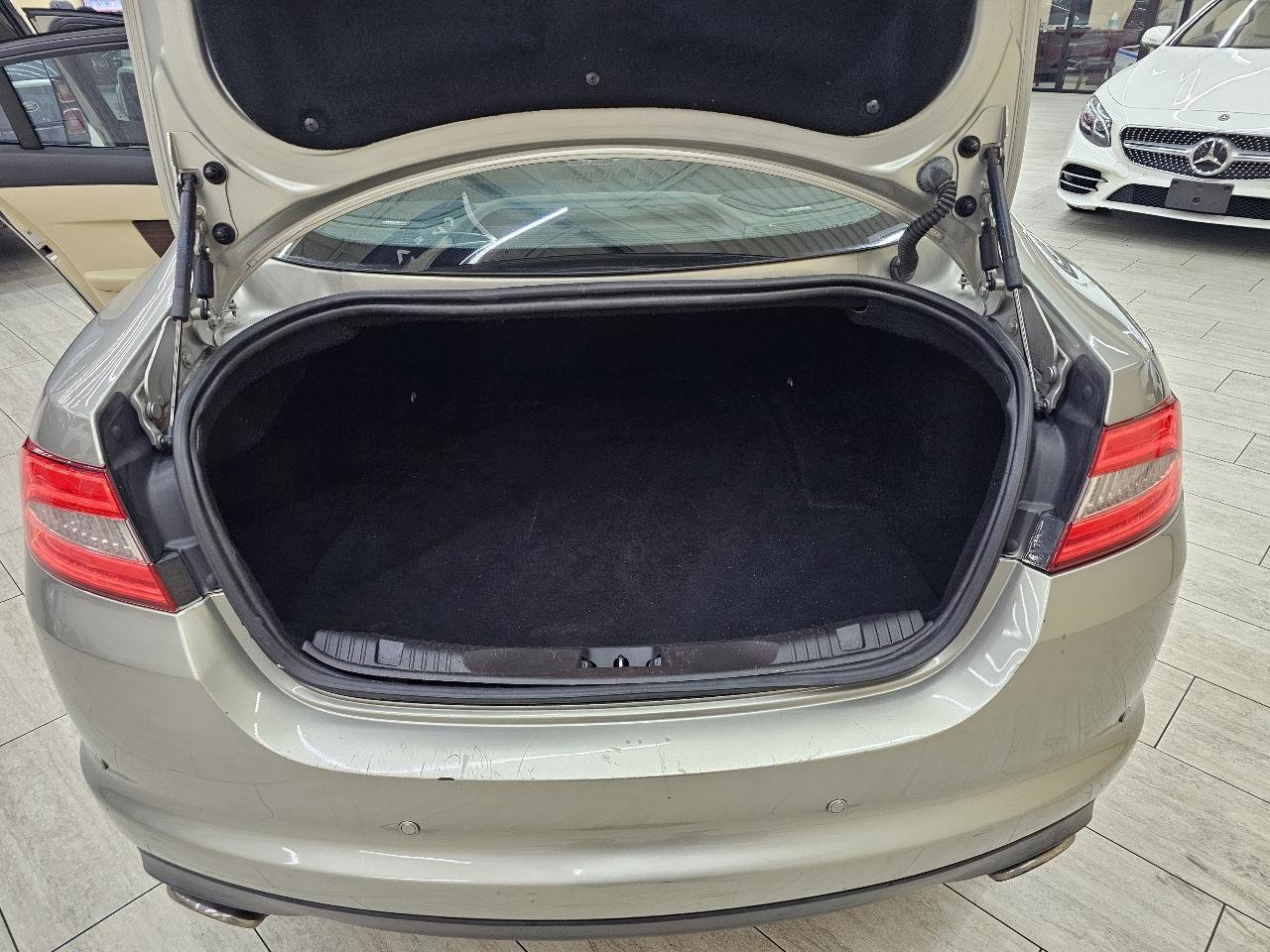 Used 2013 Jaguar XF image 13