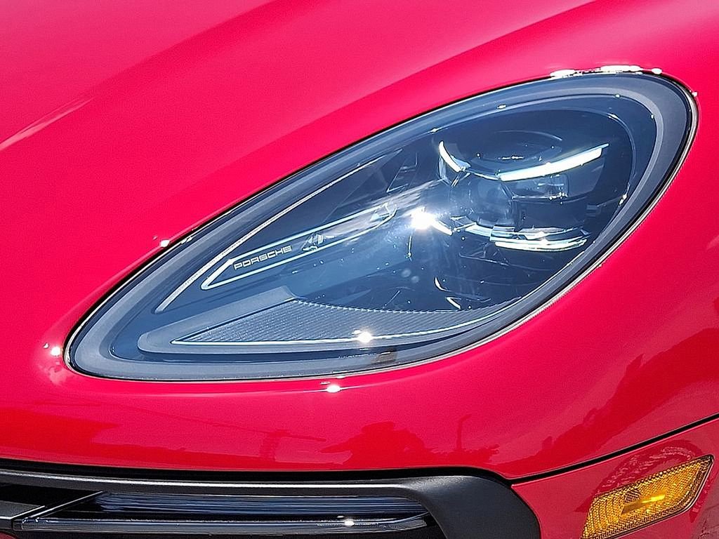 Used 2025 Porsche Macan image 11