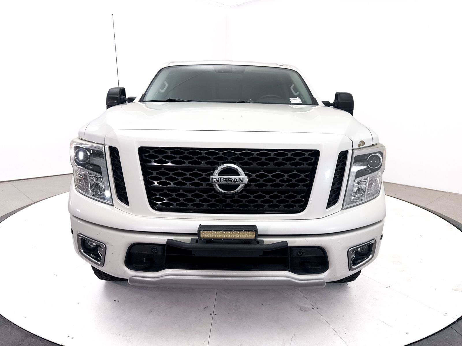 Used 2017 Nissan Titan PRO-4X AWD/4WD image 2