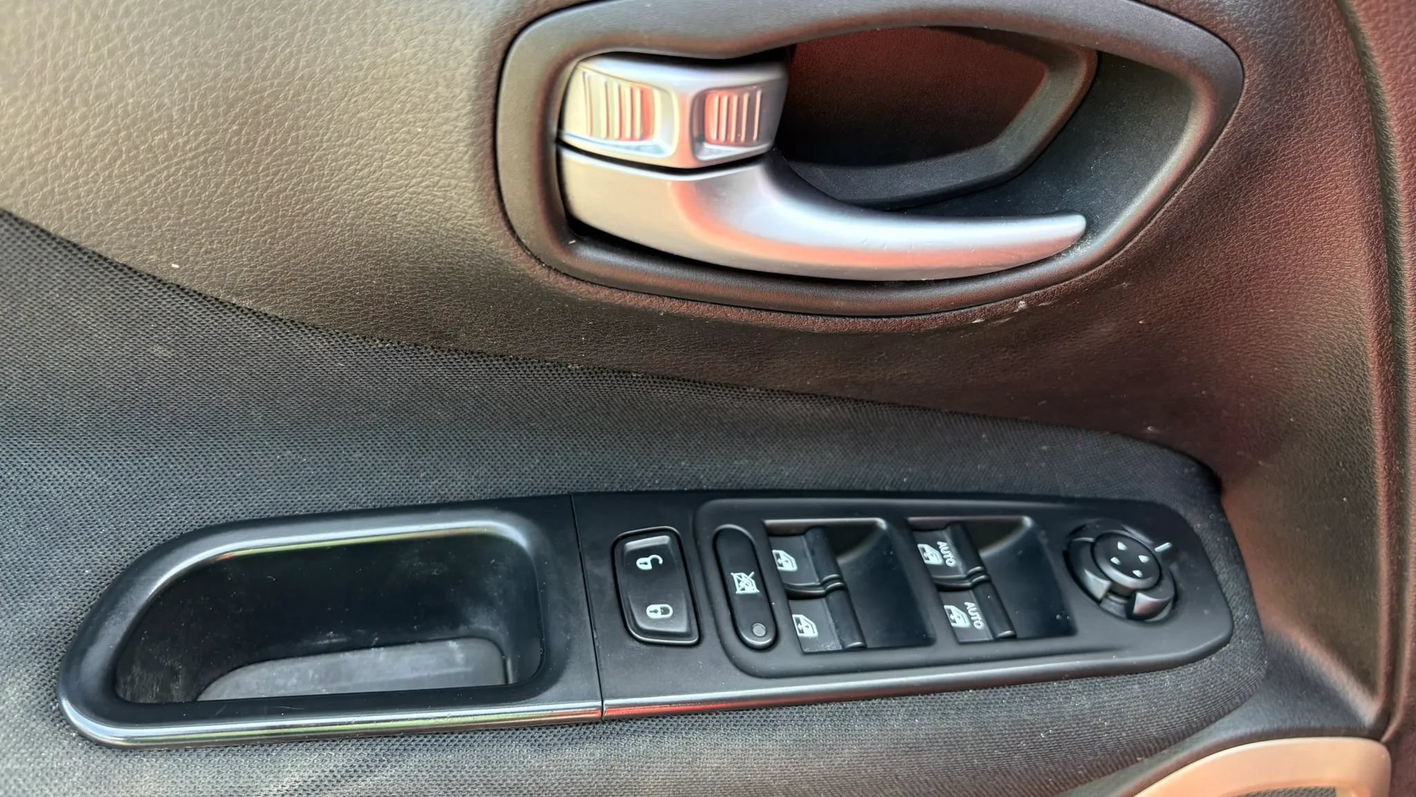 Used 2017 Jeep Renegade Latitude w/ Popular Equipment Group AWD/4WD image 16