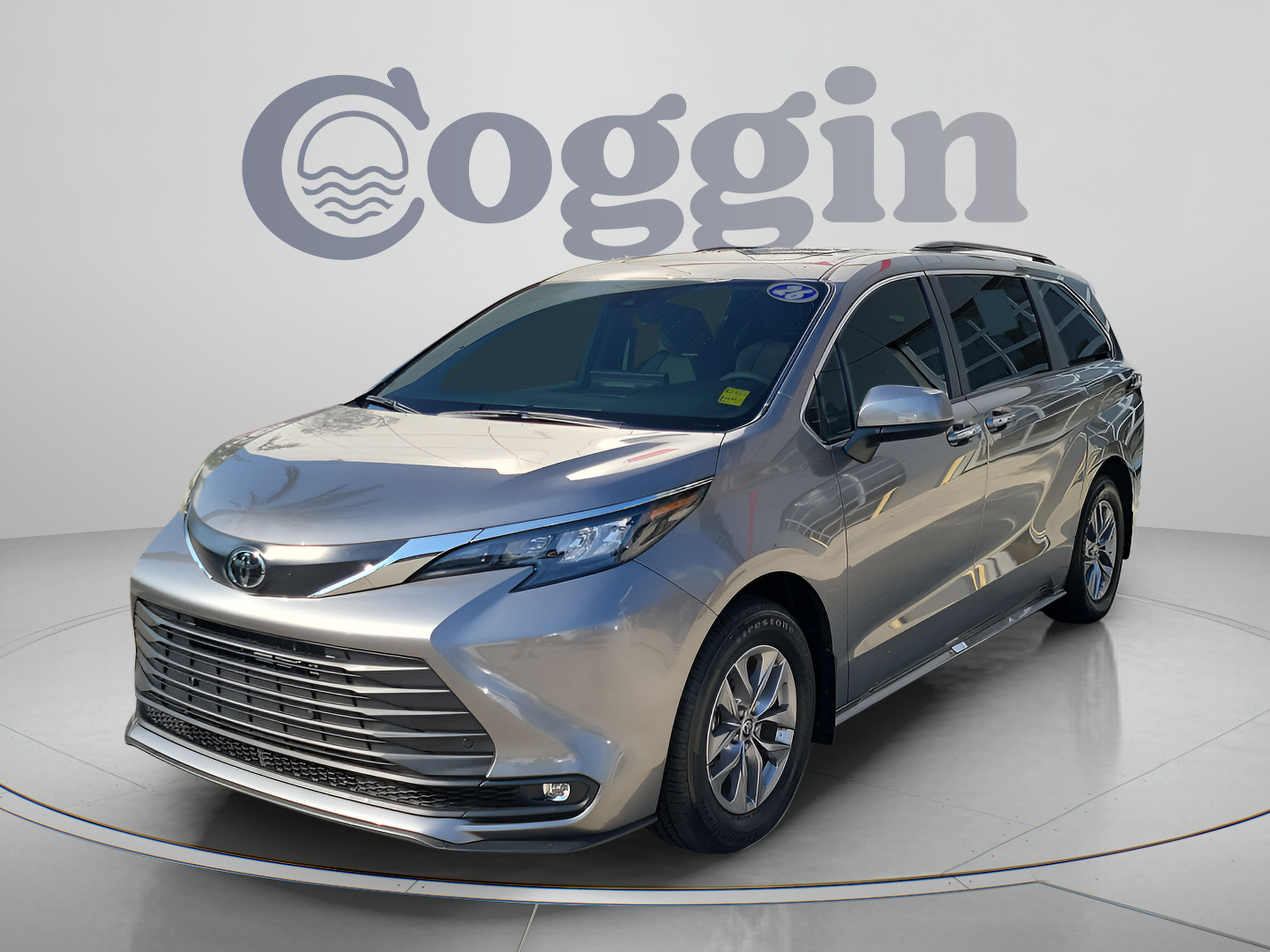 Certified 2026 Toyota Sienna XLE FWD image 2