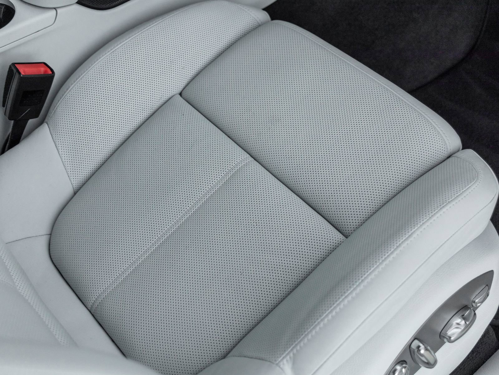 Certified 2023 Porsche Macan image 43