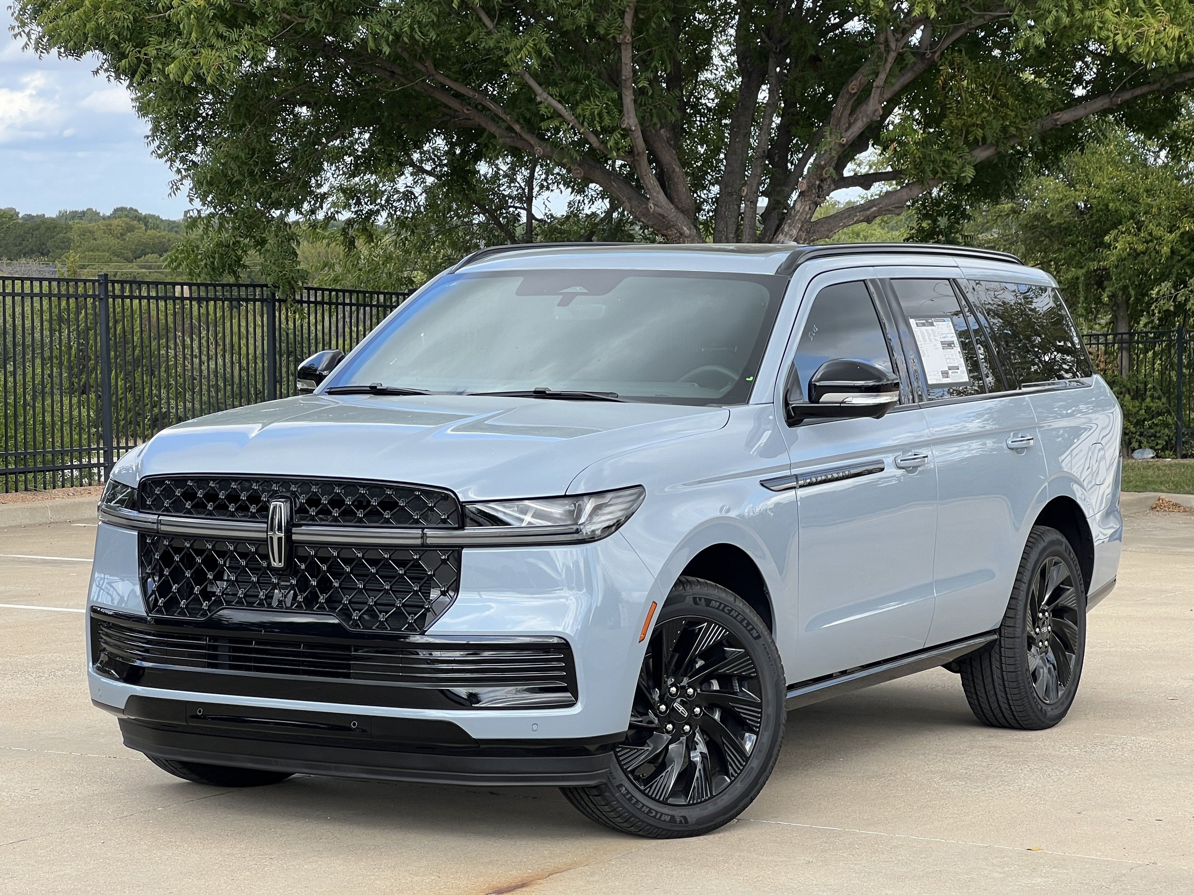 New 2027 Lincoln Navigator Reserve w/ Jet Appearance Package AWD/4WD image 1