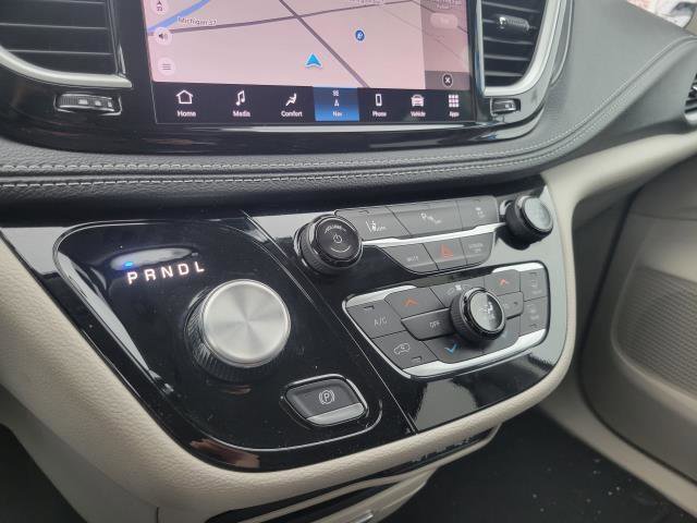 Used 2024 Chrysler Pacifica Select image 18