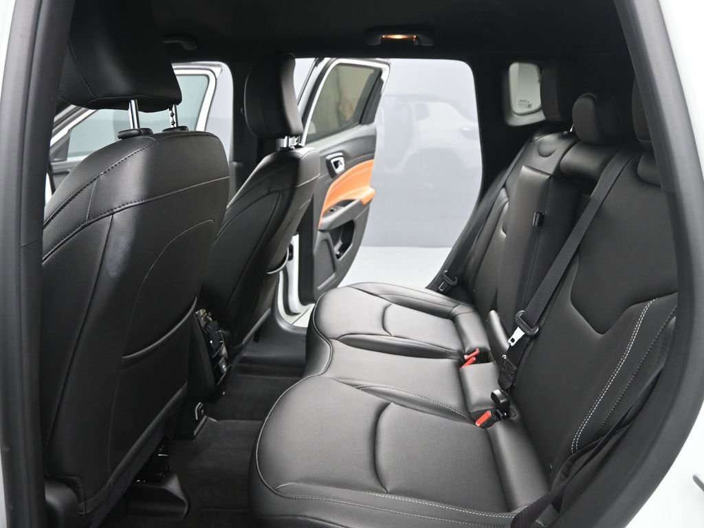 Used 2025 Jeep Compass Limited image 13