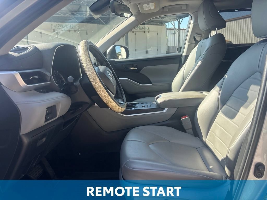Used 2022 Toyota Highlander XLE AWD/4WD image 4