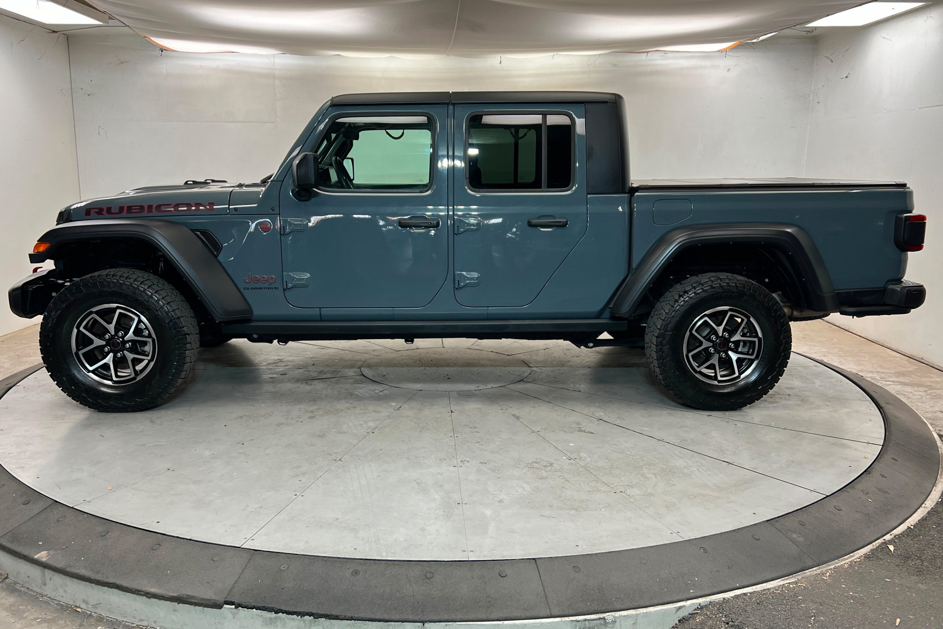 Used 2024 Jeep Gladiator Rubicon w/ Convenience Group AWD/4WD image 2