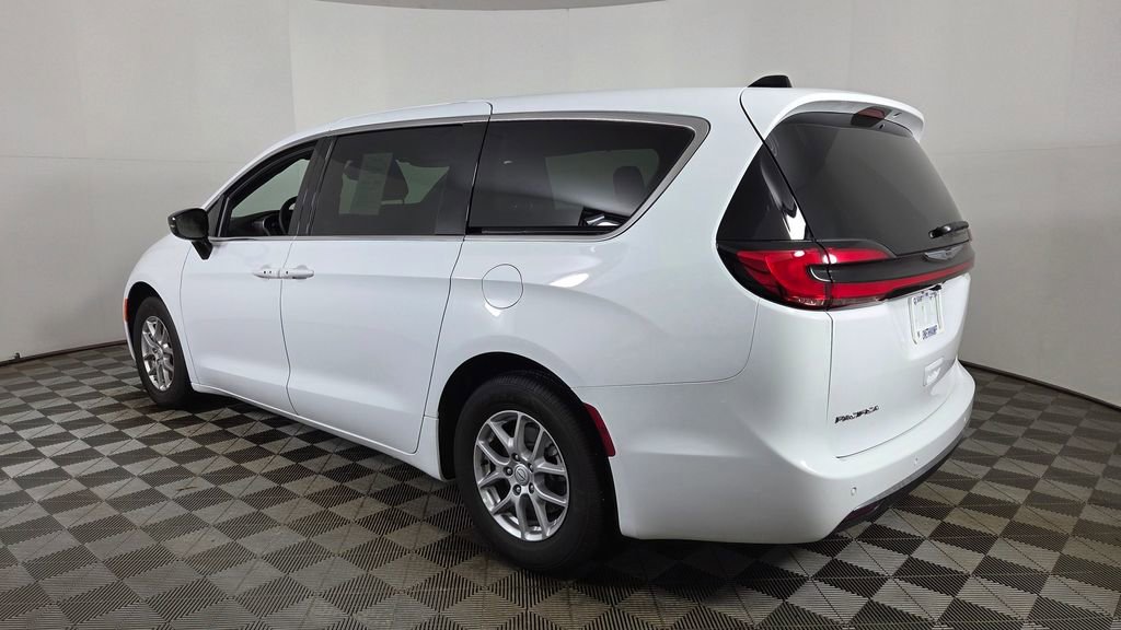 Used 2026 Chrysler Pacifica Select image 6