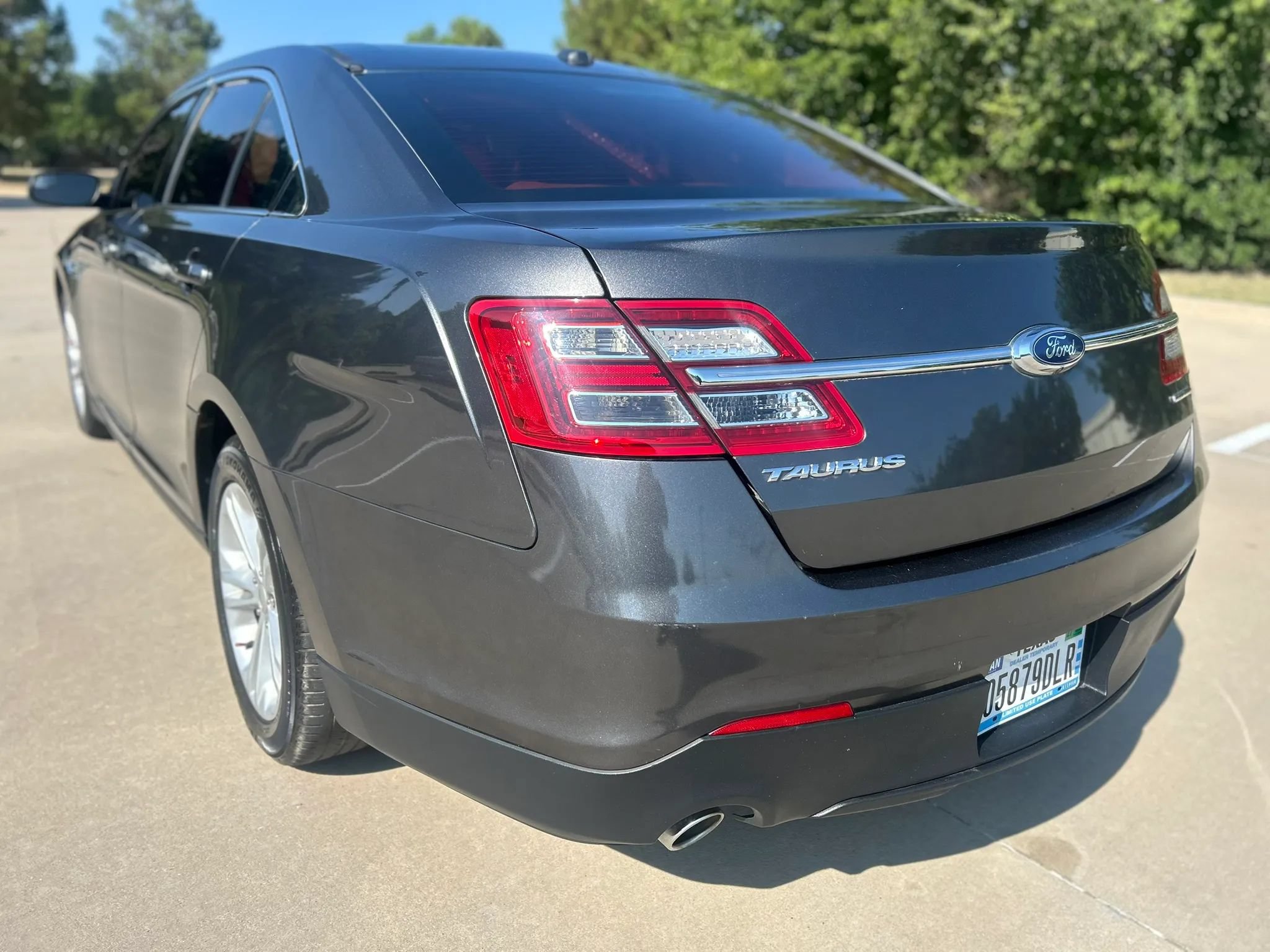 Used 2017 Ford Taurus SE FWD image 8