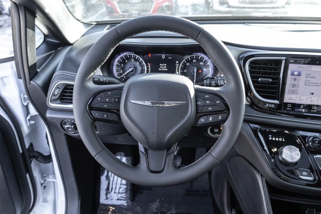Used 2025 Chrysler Pacifica Limited image 12
