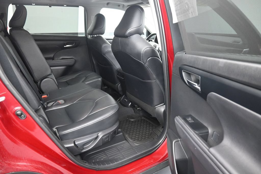 Used 2020 Toyota Highlander XLE FWD image 12