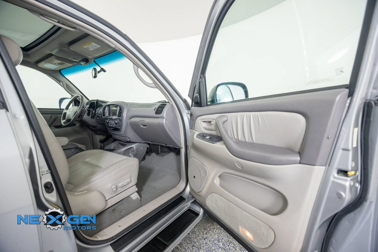 Used 2004 Toyota Sequoia Limited w/ Preferred Accessory Pkg AWD/4WD image 43