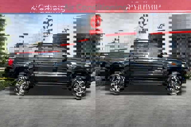 Used 2017 Toyota Tacoma TRD Sport w/ Tow Package image 3