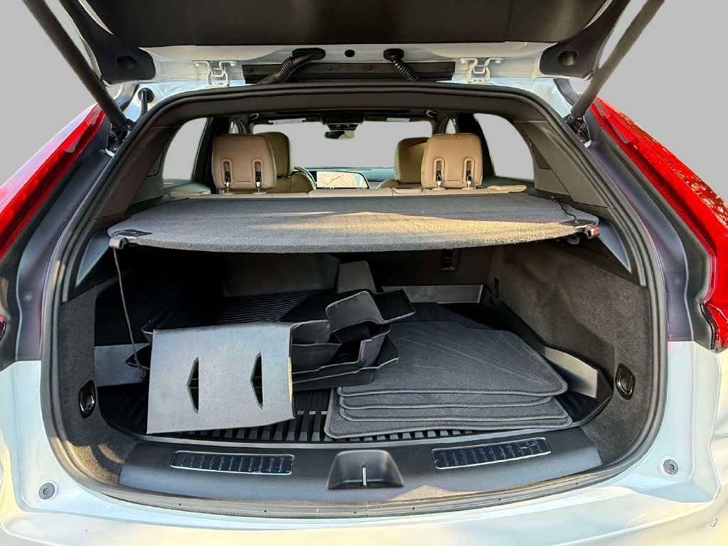 Certified 2025 Cadillac XT4 Premium Luxury FWD image 17