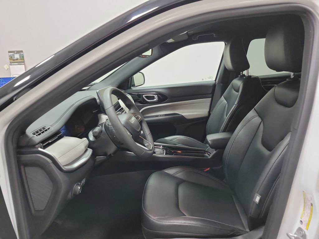 Used 2025 Jeep Compass Limited image 39