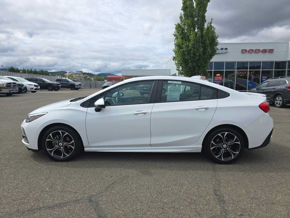 Used 2019 Chevrolet Cruze LT w/ Convenience Package FWD image 2