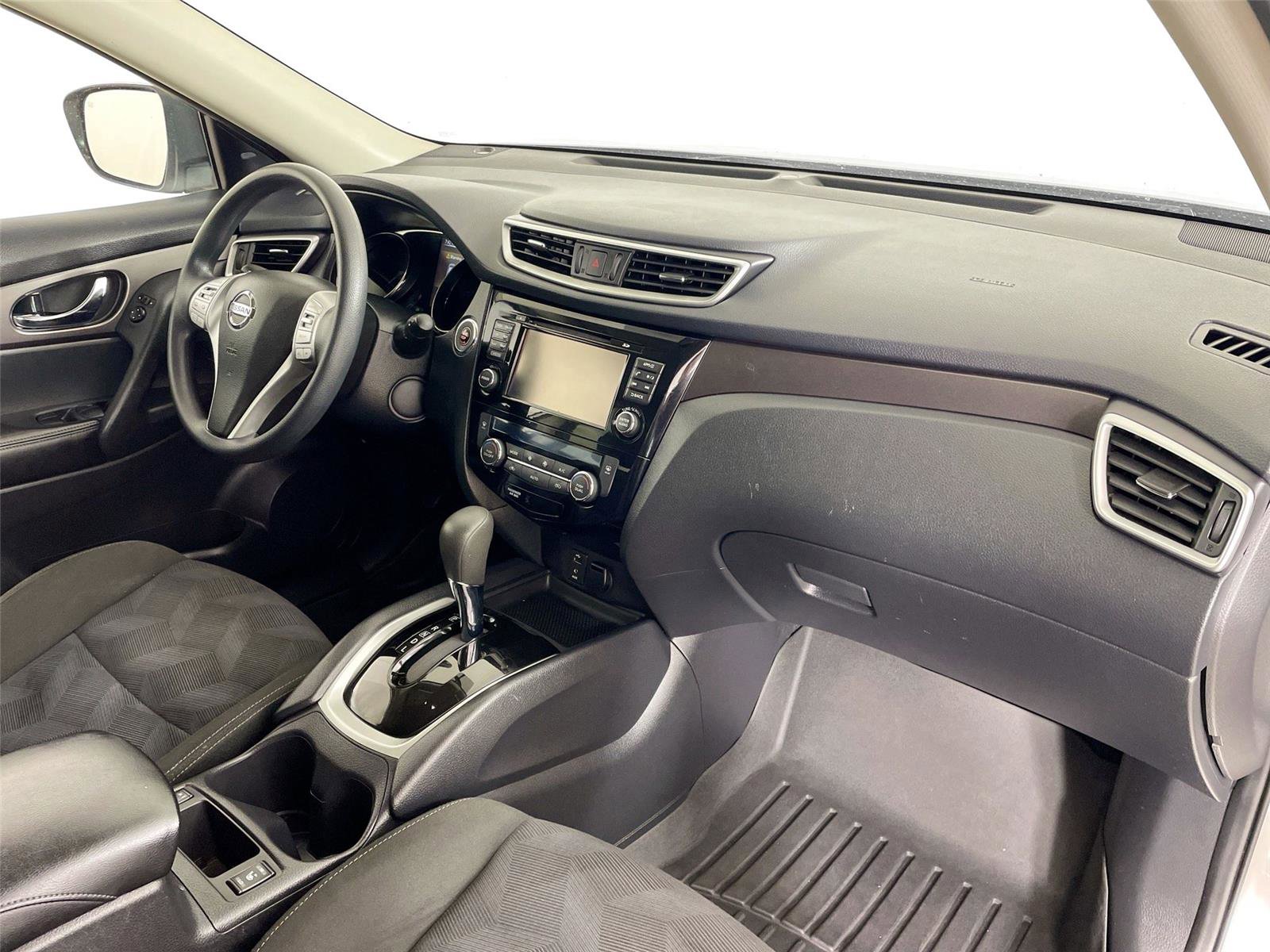 Used 2015 Nissan Rogue SV w/ SV Premium Package image 28