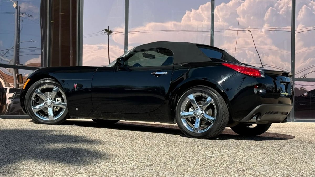Used 2007 Pontiac Solstice GXP w/ Premium Package RWD image 11