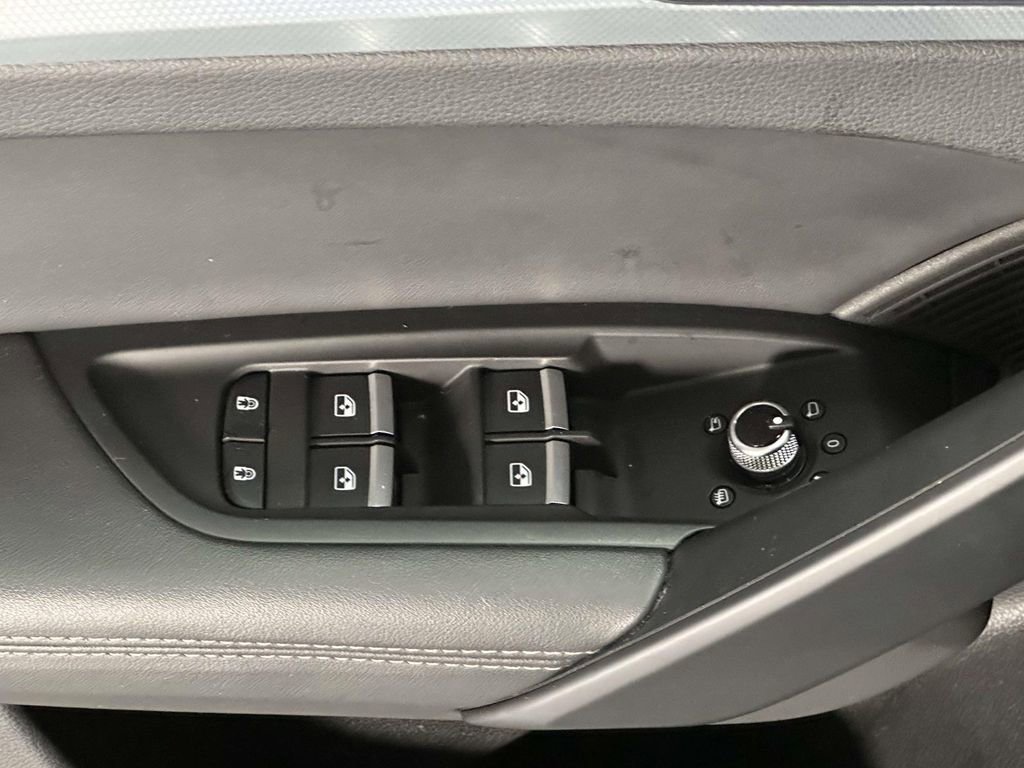 Used 2025 Audi Q5 2.0T Premium Plus w/ Premium Plus Package image 9