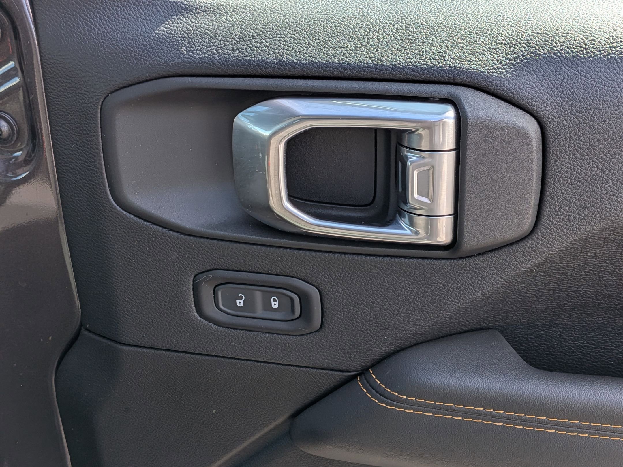 Used 2025 Jeep Wrangler Sahara AWD/4WD image 32