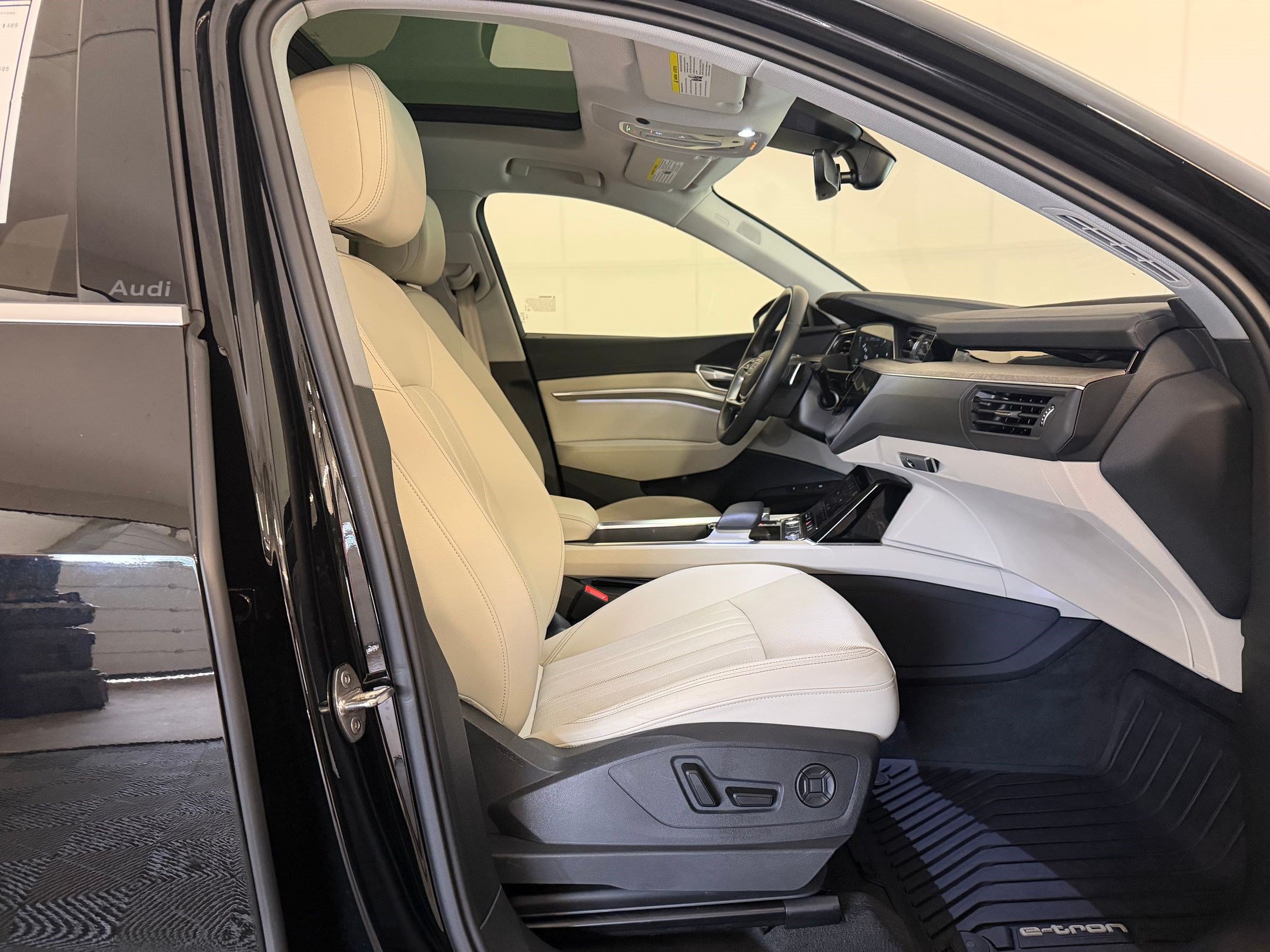 Certified 2024 Audi Q8 e-tron Premium Plus w/ Premium Plus Package AWD/4WD image 27