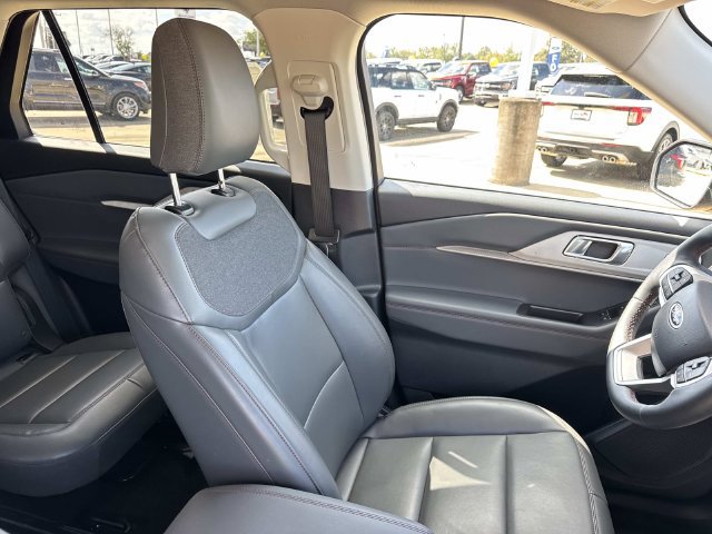New 2026 Ford Explorer Active RWD image 13