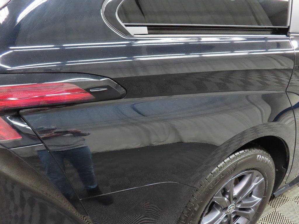 Used 2025 Toyota Sienna XSE image 27