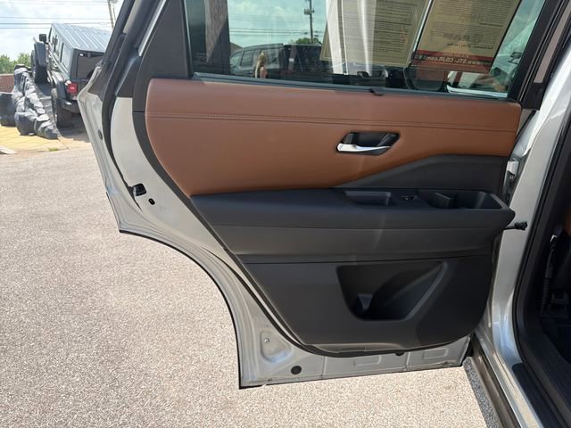 Used 2025 Nissan Pathfinder Platinum w/ Cargo Package image 24