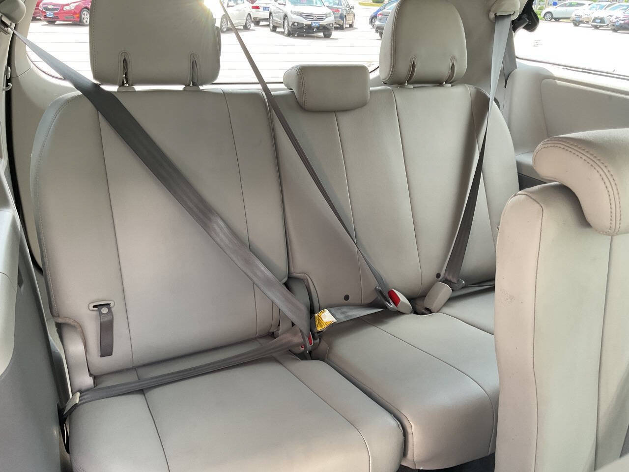 Used 2012 Toyota Sienna XLE FWD image 39