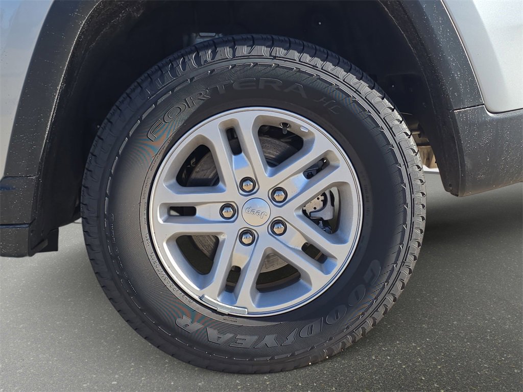 Used 2025 Jeep Grand Cherokee Laredo w/ Luxury Tech Group I image 32