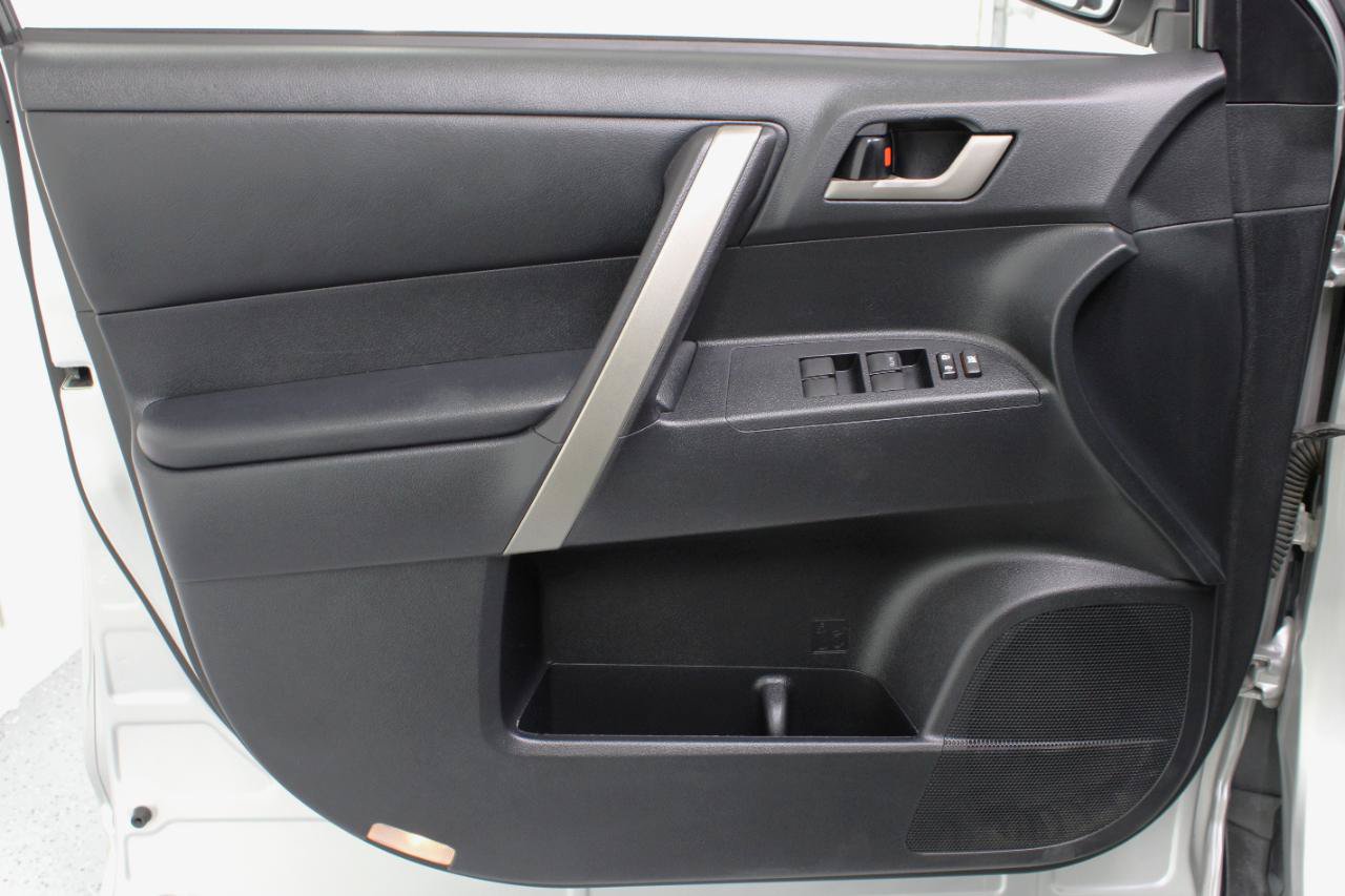 Used 2011 Toyota Highlander SE w/ Tow Pkg FWD image 36