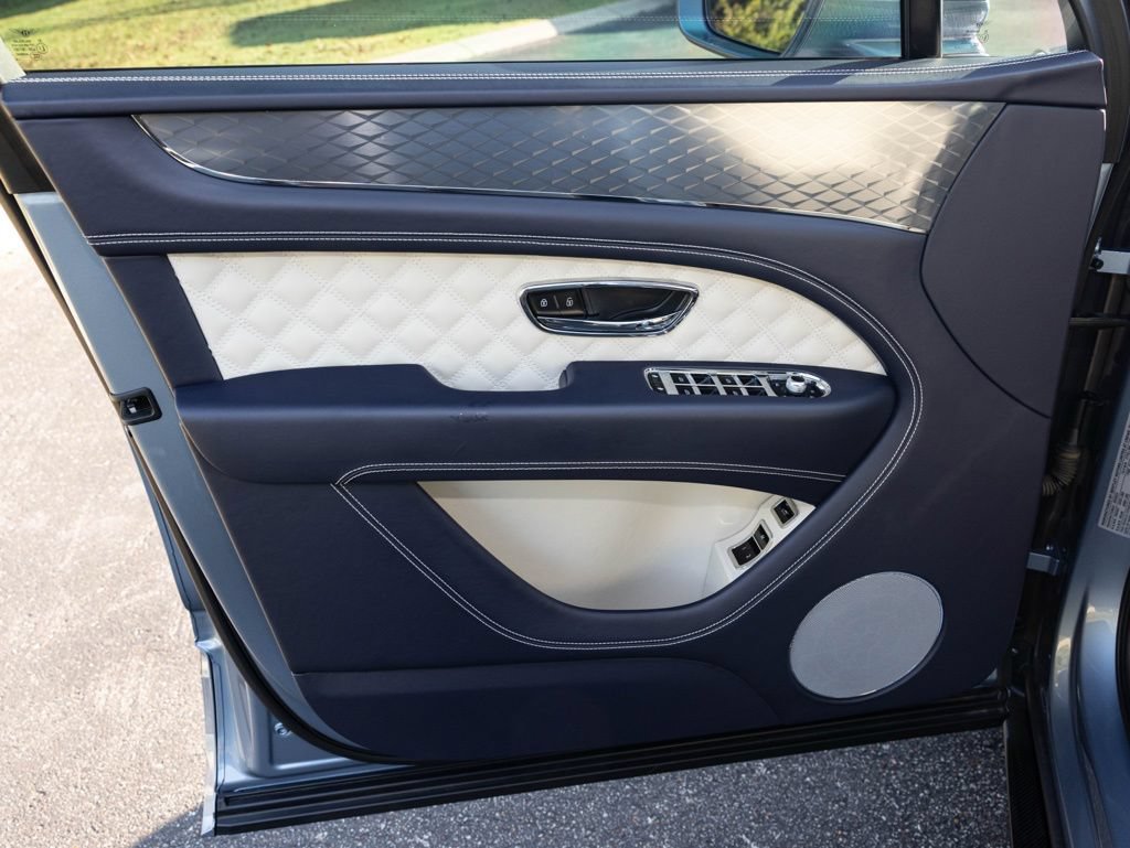 Used 2023 Bentley Bentayga AWD/4WD image 23