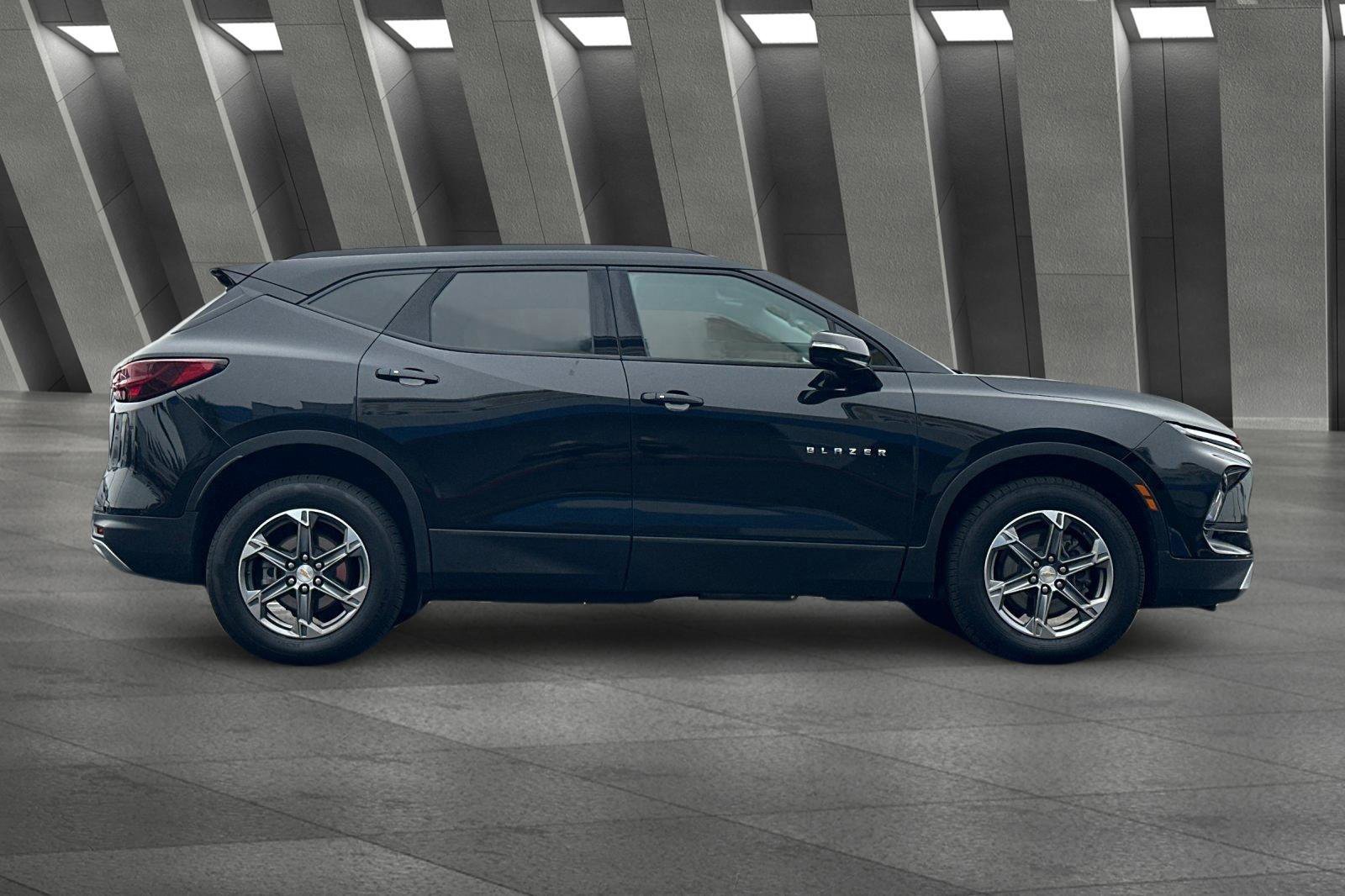 Used 2023 Chevrolet Blazer LT image 3