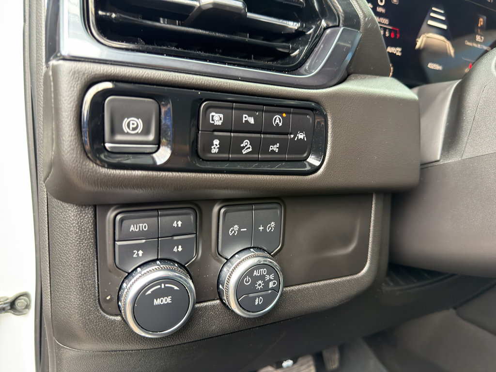 Used 2025 GMC Yukon XL AT4 AWD/4WD image 24