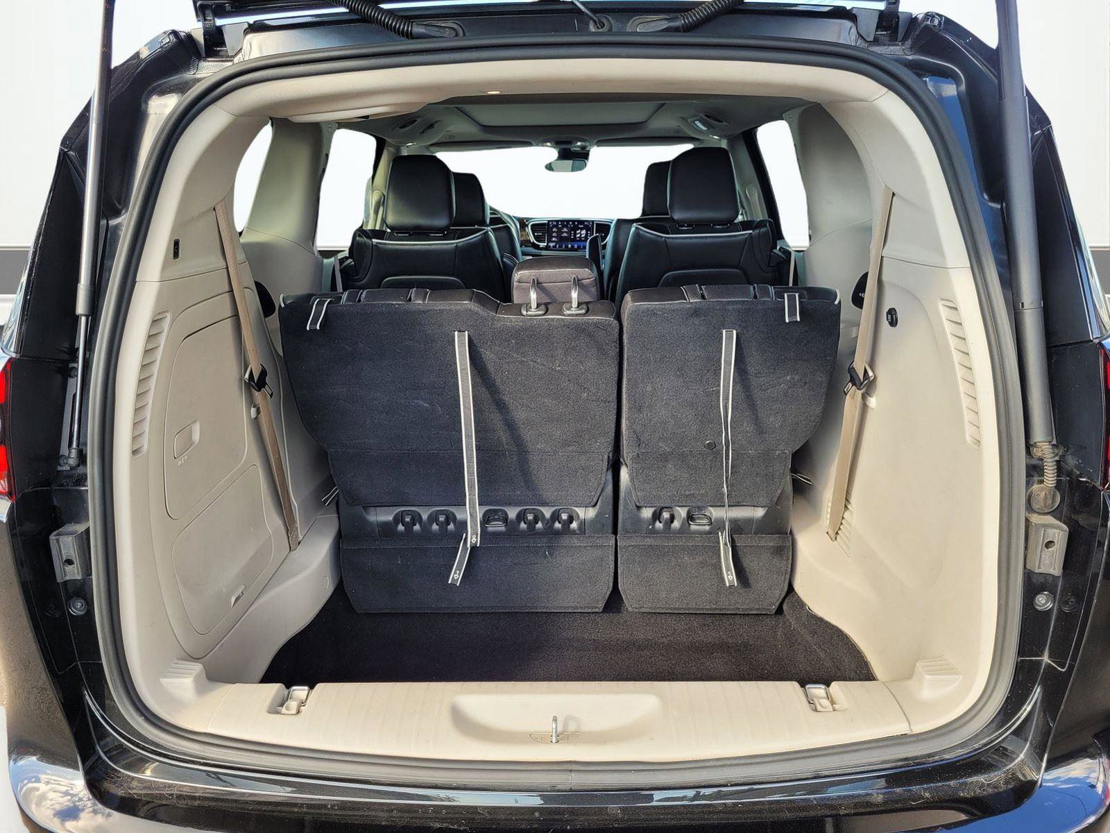 Used 2023 Chrysler Pacifica Limited image 8