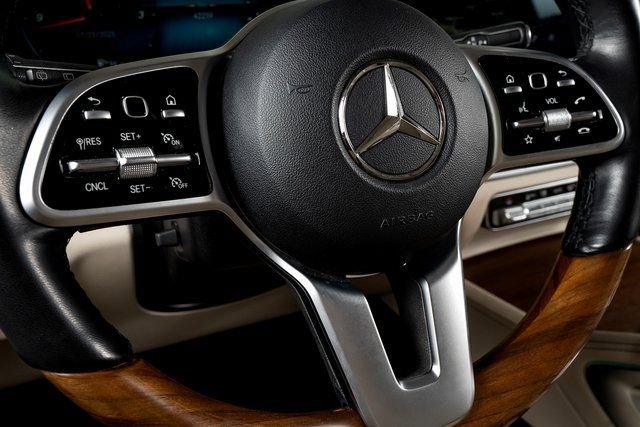 Used 2022 Mercedes-Benz GLS 450 4MATIC image 33