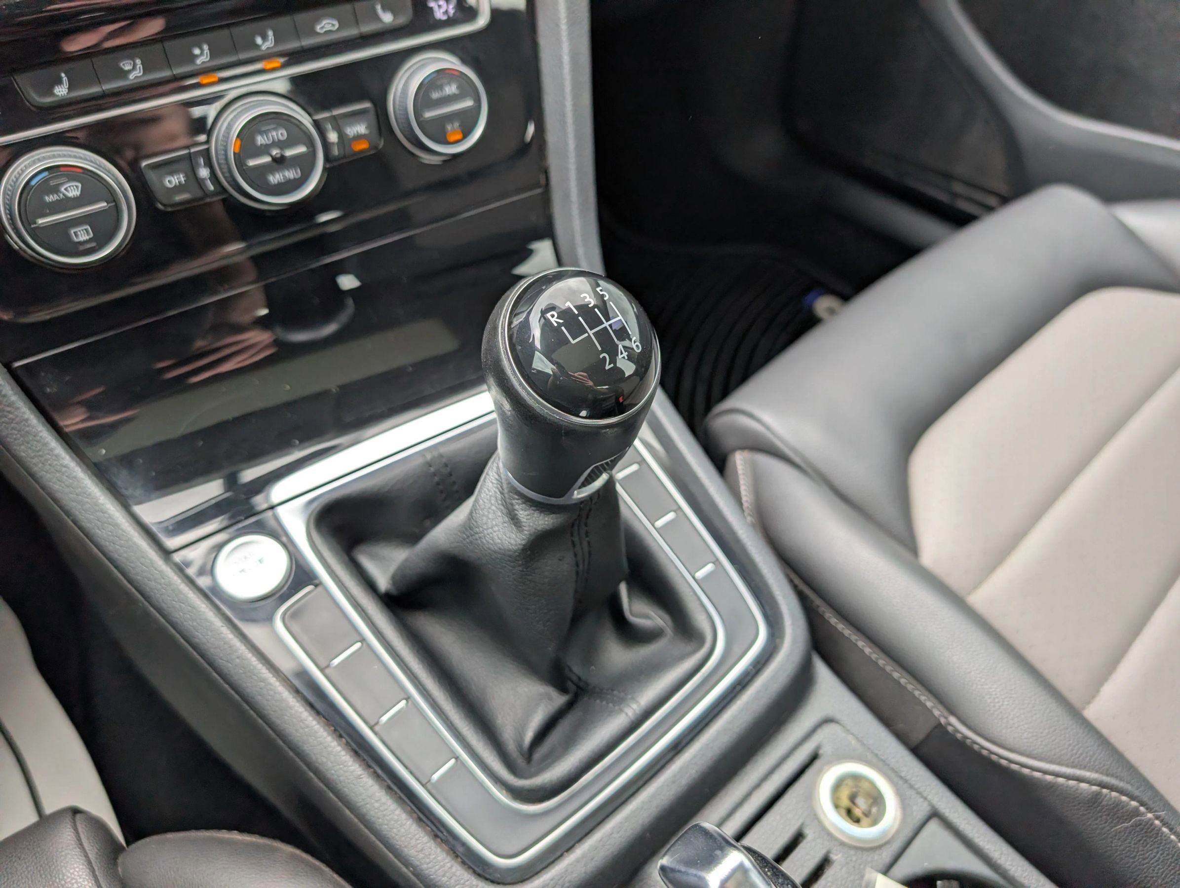 Used 2015 Volkswagen Golf TDI S image 16