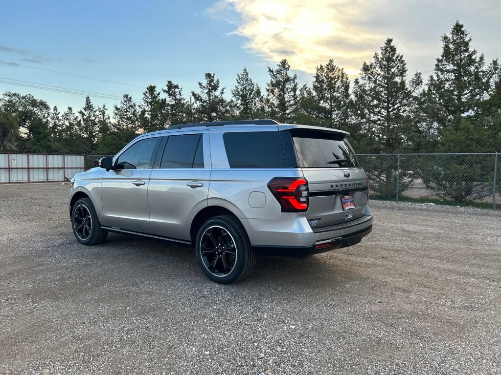 Used 2023 Ford Expedition Limited AWD/4WD image 4