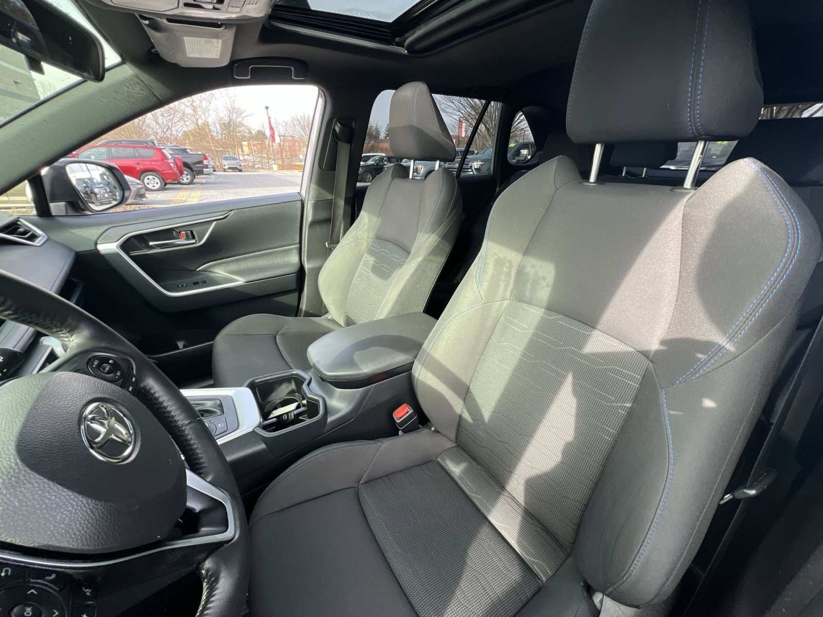 Used 2022 Toyota RAV4 SE w/ Convenience Package image 13