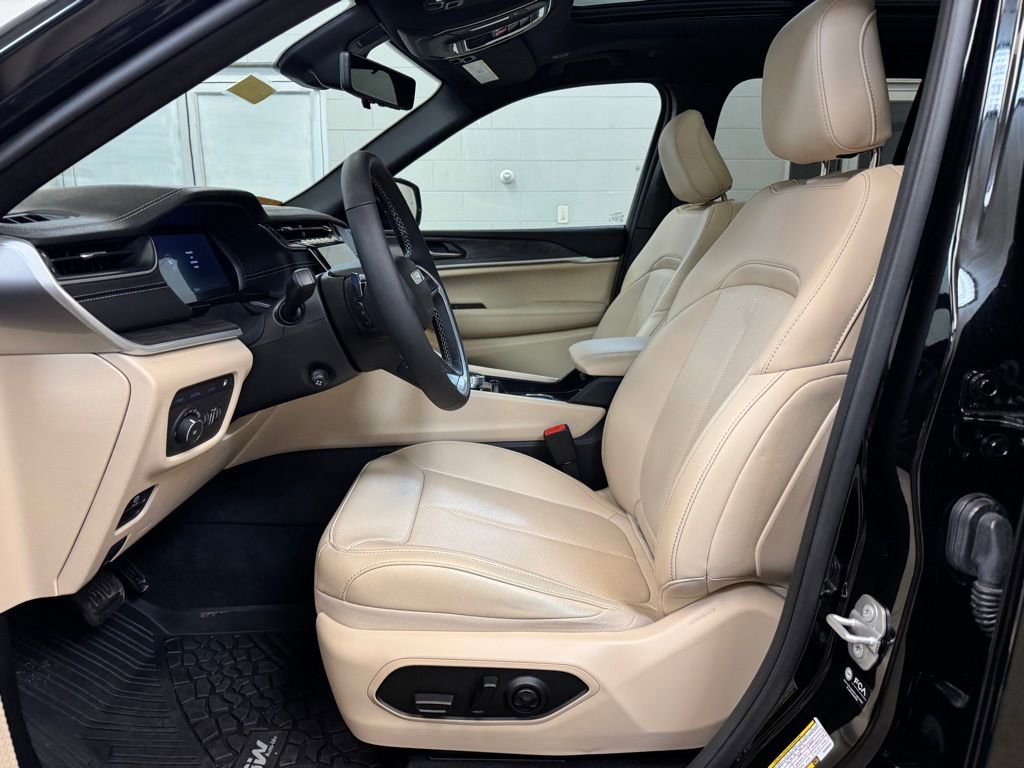 Used 2025 Jeep Grand Cherokee Limited 4xe w/ Luxury Tech Group II image 12