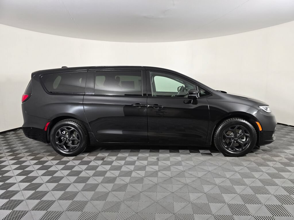 Used 2023 Chrysler Pacifica Limited w/ Uconnect Theater Family Group FWD image 2