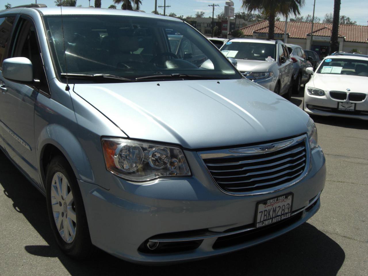 Used 2013 Chrysler Town & Country Touring FWD image 4