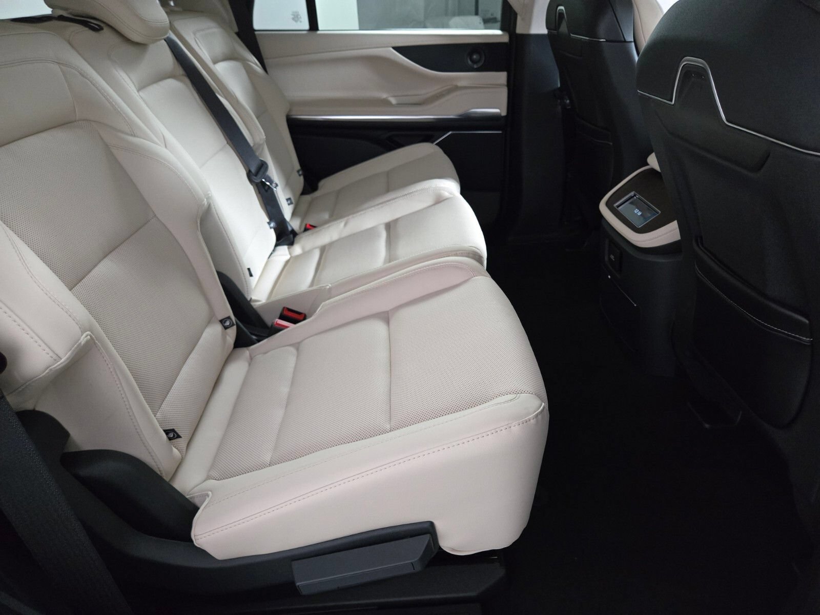 New 2027 Lincoln Navigator Premiere RWD image 18