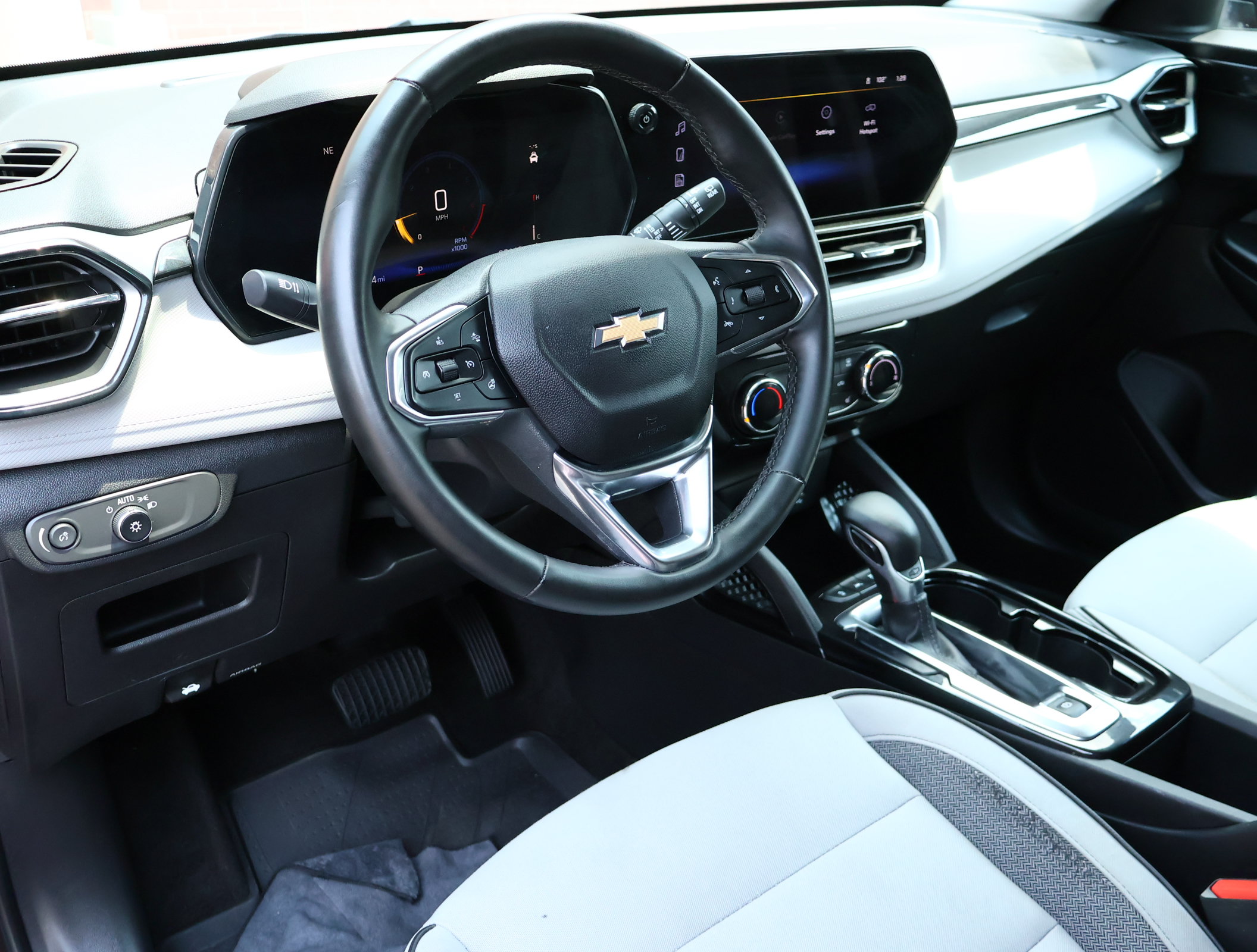 Used 2024 Chevrolet TrailBlazer LT w/ LT Cold Weather Package FWD image 3