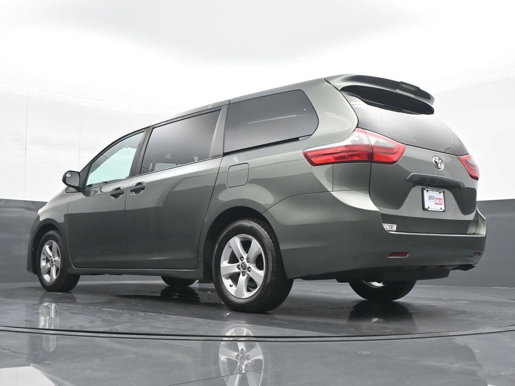 Used 2020 Toyota Sienna L image 19